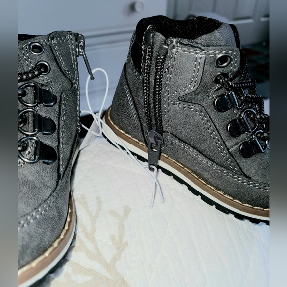 New boy's Children's Place charcoal gray faux leather boot Size 5 - Picture 4 of 4